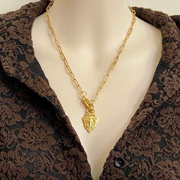 Vintage Gucci, Triangular Gold Tone Charm with 18in Gold Plated Chain Necklace - Picture 4 of 7